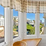 Just 1 Minute From The A117 公寓