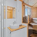 Just 1 Minute From The A117 丰希罗拉