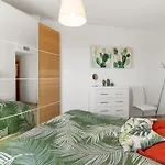 Just 1 Minute From The A117 公寓