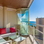 Just 1 Minute From The A117 公寓