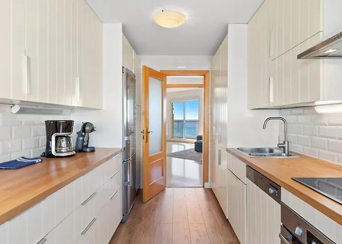 Apartment Just 1 Minute From The A117