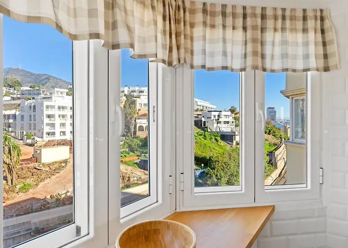 Just 1 Minute From The A117 アパート