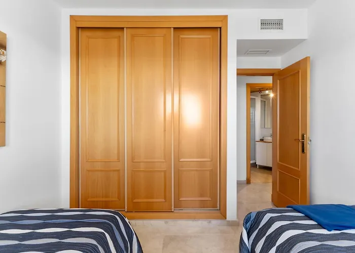 Just 1 Minute From The A117 アパート